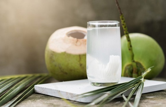 UỐNG NƯỚC DỪA GIẢM ĐAU BỤNG KINH LẠI CÒN TỐT CHO SỨC KHỎE